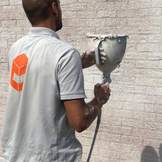 Zo brengen onze vakmannen jouw spuitkurk aan