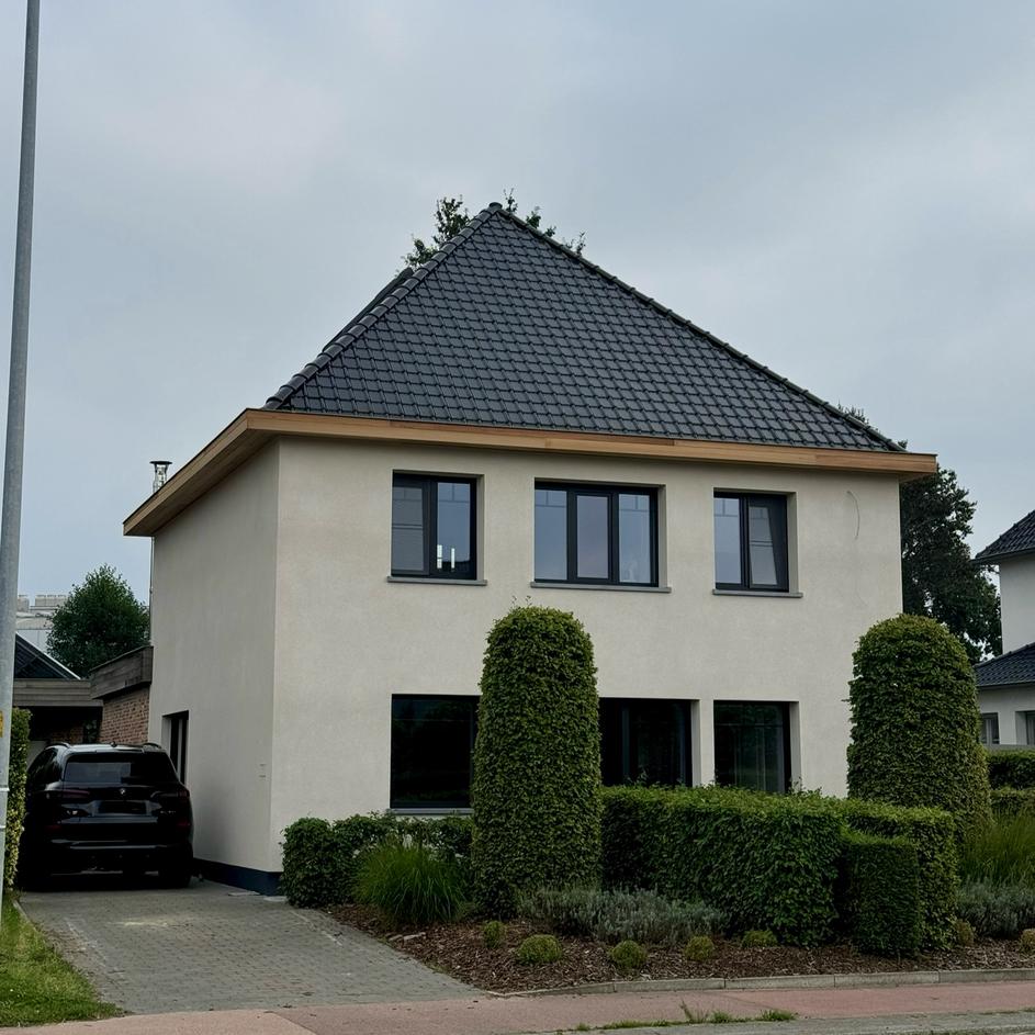 Gevel met nieuwe gevelbekleding