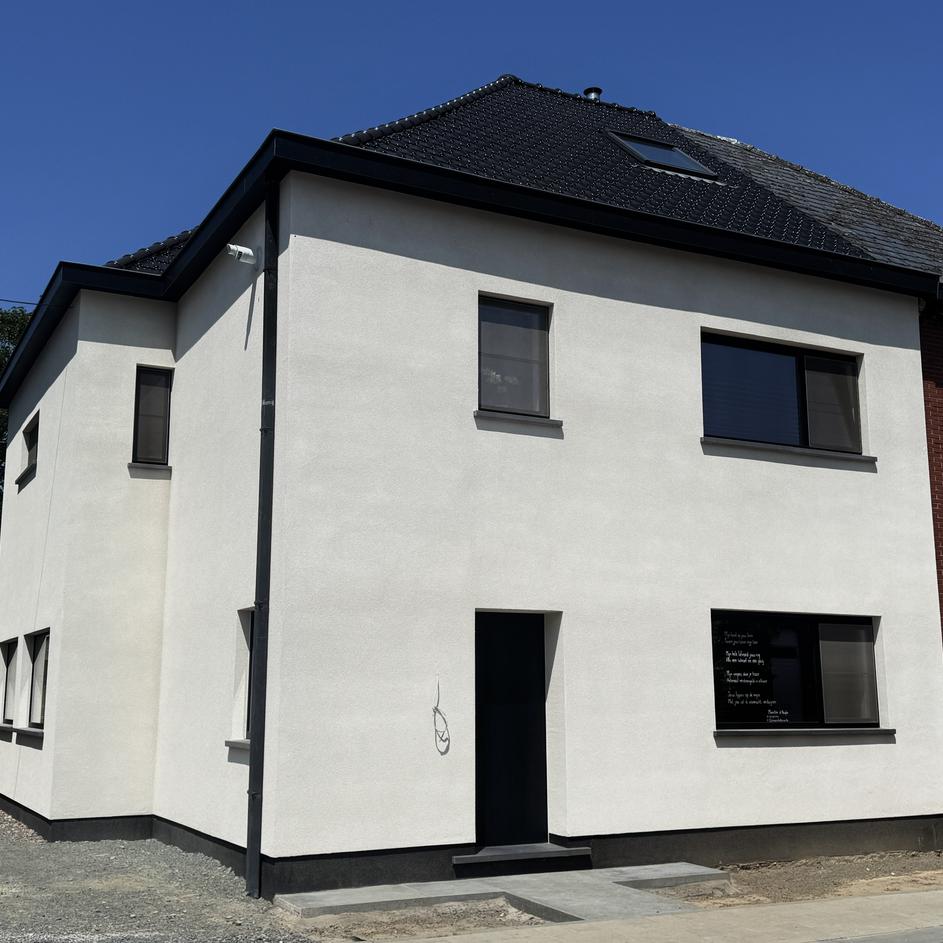 Façade après rénovation - La différence!