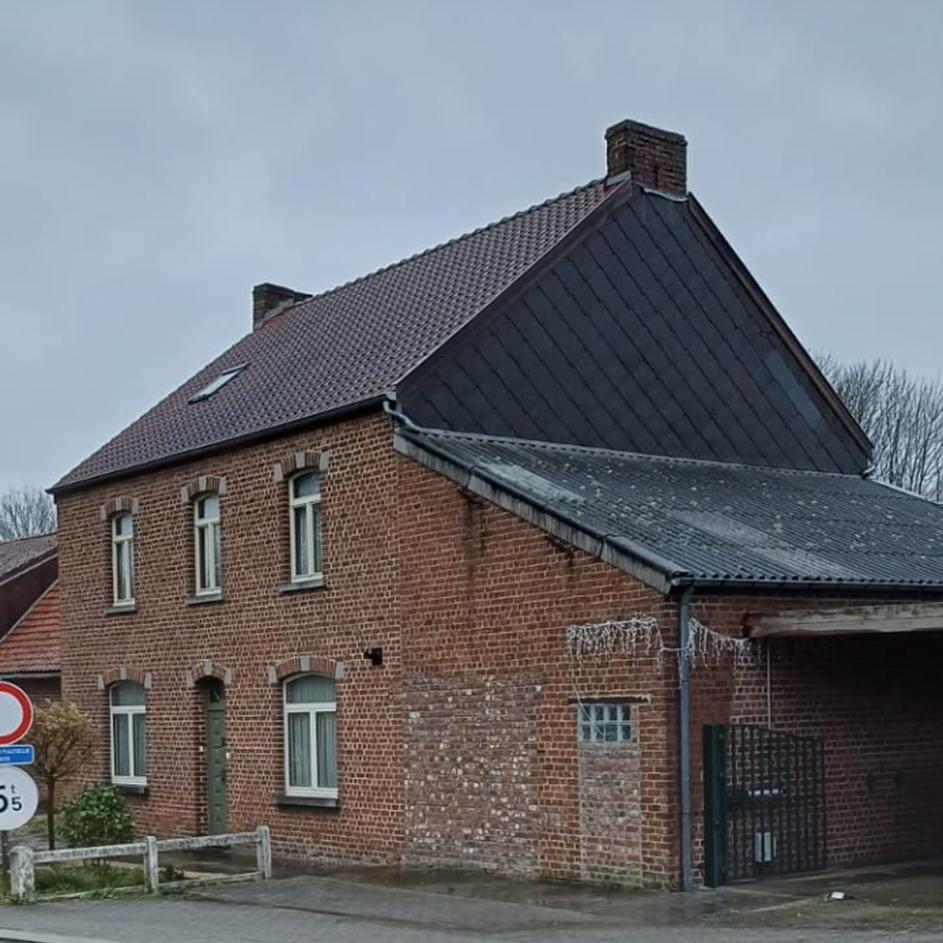 Gevel voor renovatie - Hard werk loont,  dit prachtige resultaat is daar het bewijs van!