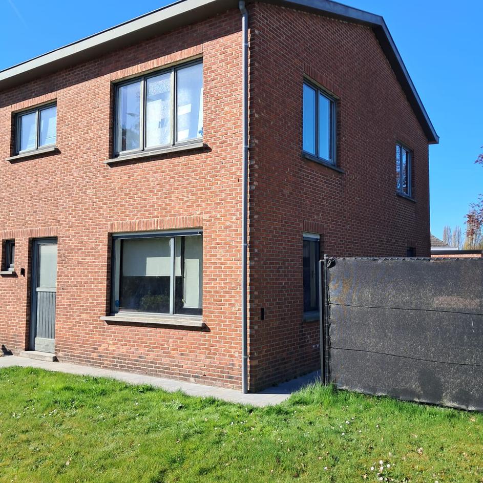 Façade avant rénovation - Complètement rafraîchie!