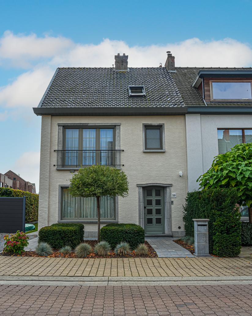 Renovation de facade avec liege projete a Eeklo