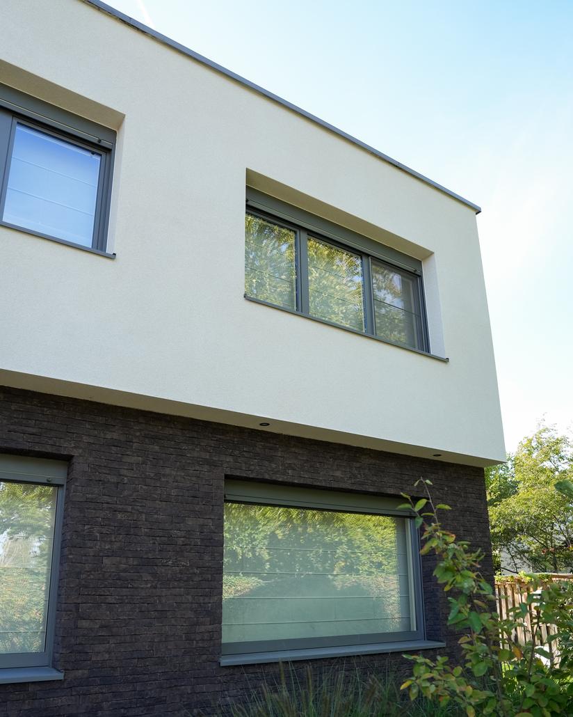 Spuitkurk en steenstrips gevel in Hofstade