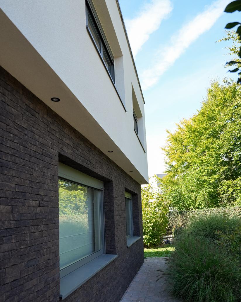 Spuitkurk en steenstrips gevel in Hofstade