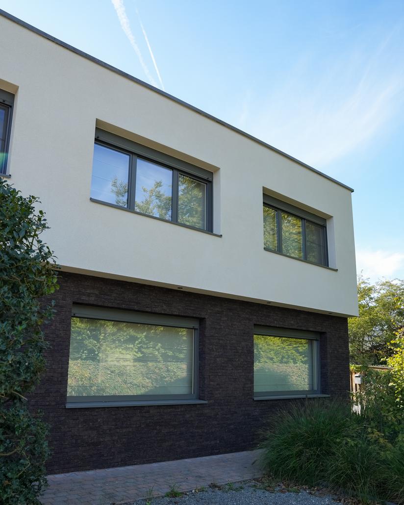 Spuitkurk en steenstrips gevel in Hofstade