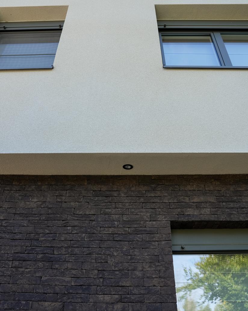 Spuitkurk en steenstrips gevel in Hofstade