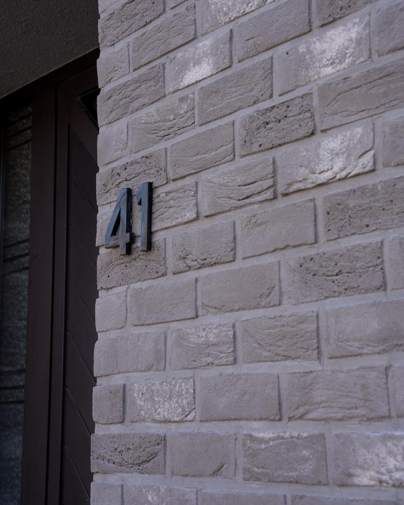 Gevel met isolatie en steenstrips Merksem