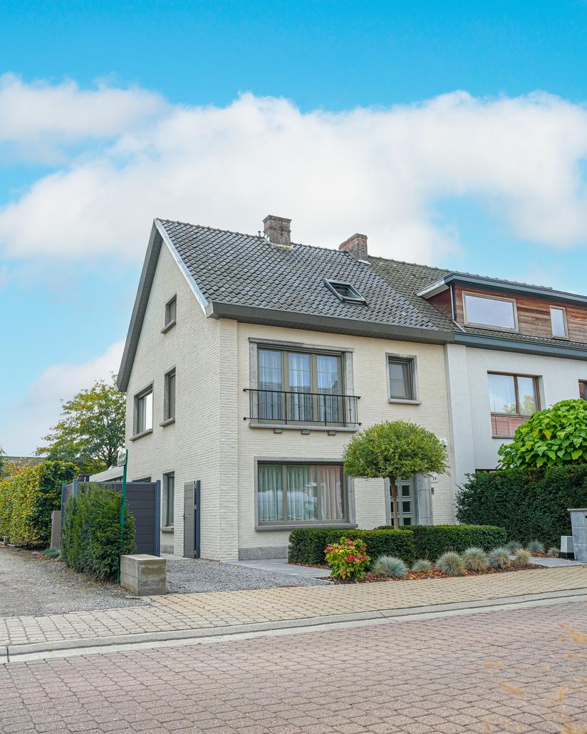 Renovation de facade avec liege projete a Eeklo