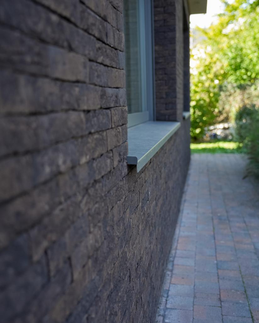 Spuitkurk en steenstrips gevel in Hofstade