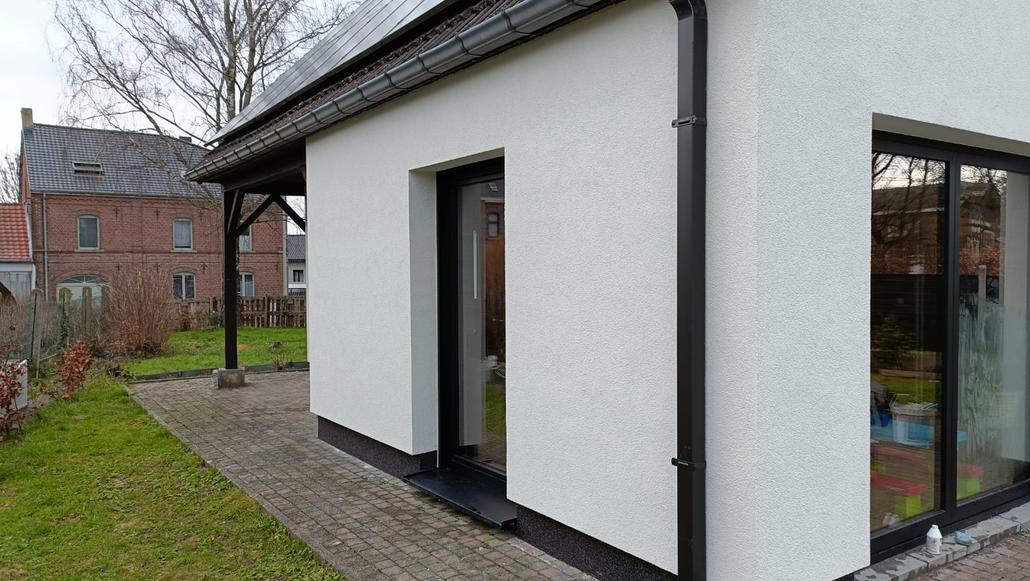 Cleys renoveert gevel in Ninove met crepi