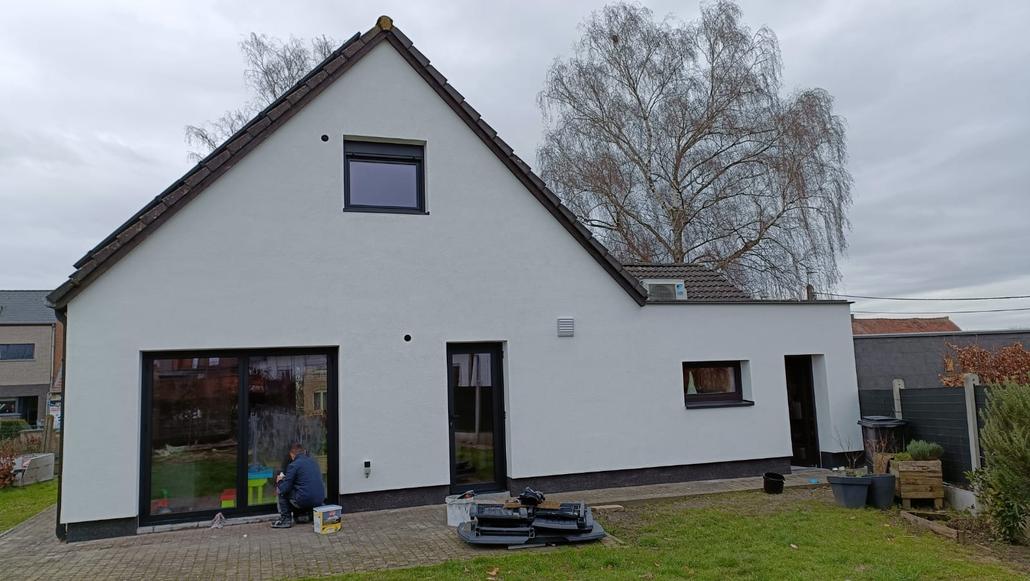 Cleys renoveert gevel in Ninove met crepi