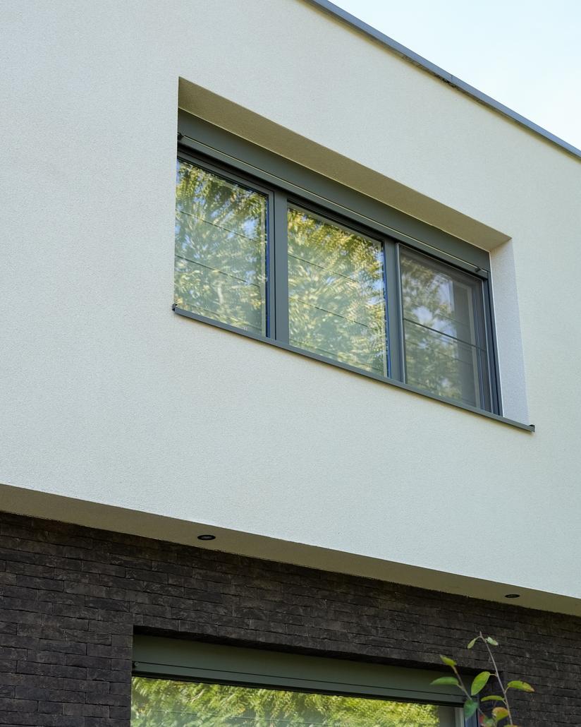 Spuitkurk en steenstrips gevel in Hofstade