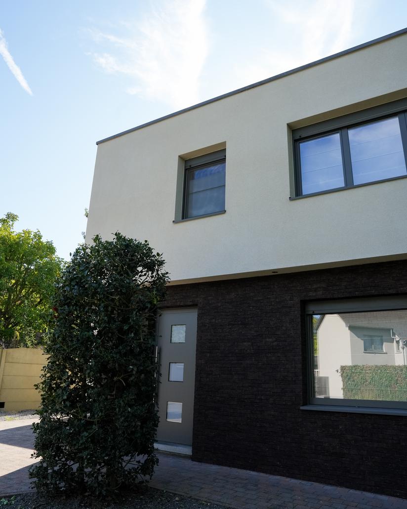 Spuitkurk en steenstrips gevel in Hofstade