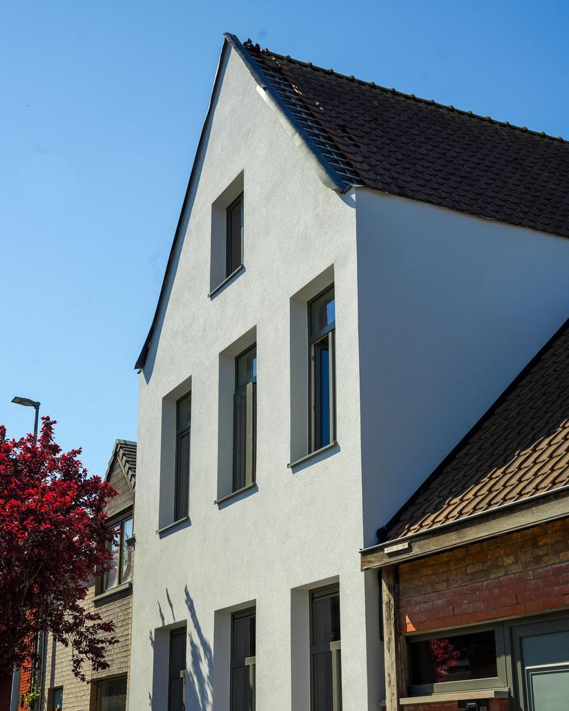 Gevelrenovatie met crepi in Oostkamp