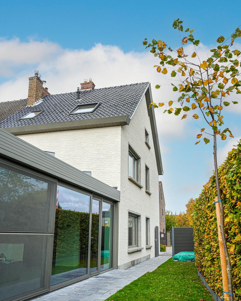 Renovation de facade avec liege projete a Eeklo