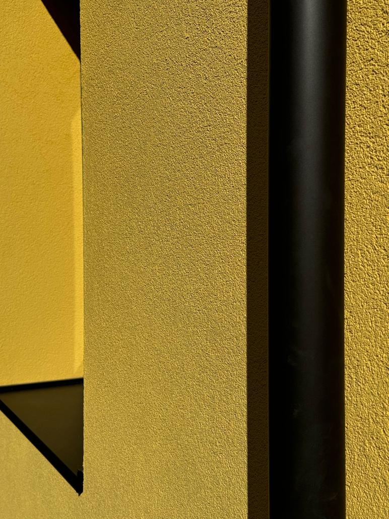 Façade en crepi jaune à Saint-Nicolas