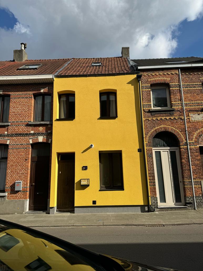 Façade en crepi jaune à Saint-Nicolas