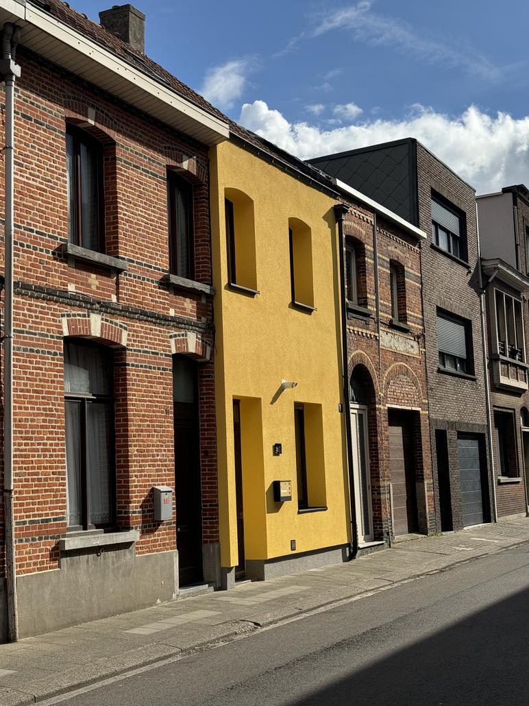 Façade en crepi jaune à Saint-Nicolas