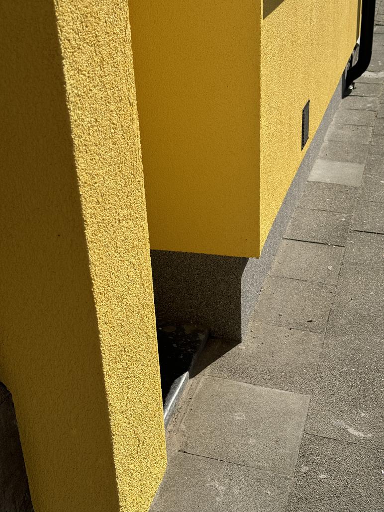 Façade en crepi jaune à Saint-Nicolas