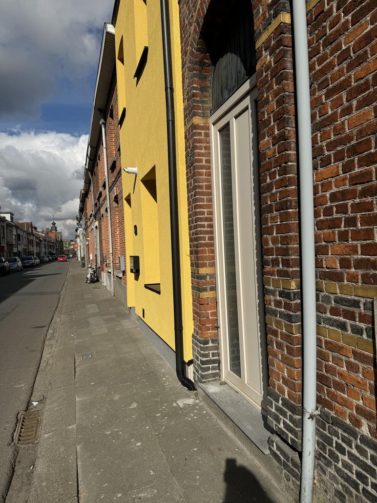 Façade en crepi jaune à Saint-Nicolas