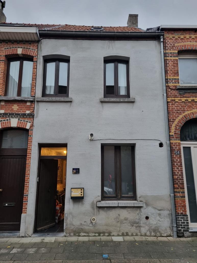 Façade en crepi jaune à Saint-Nicolas