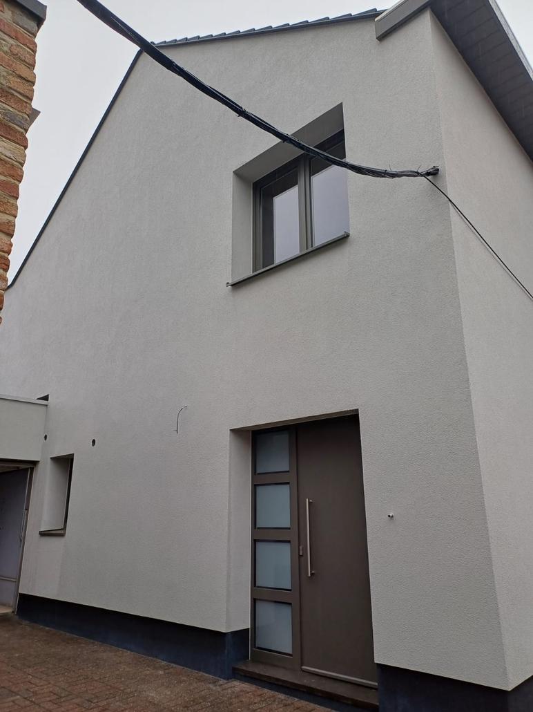 Strakke gevel met crepi in Hamme