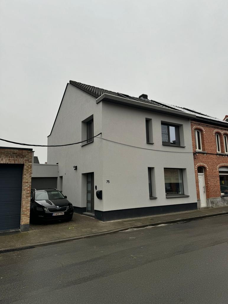 Strakke gevel met crepi in Hamme