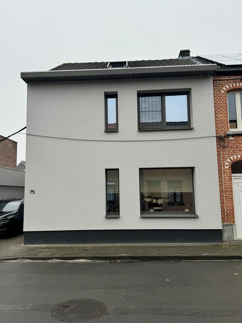 Strakke gevel met crepi in Hamme