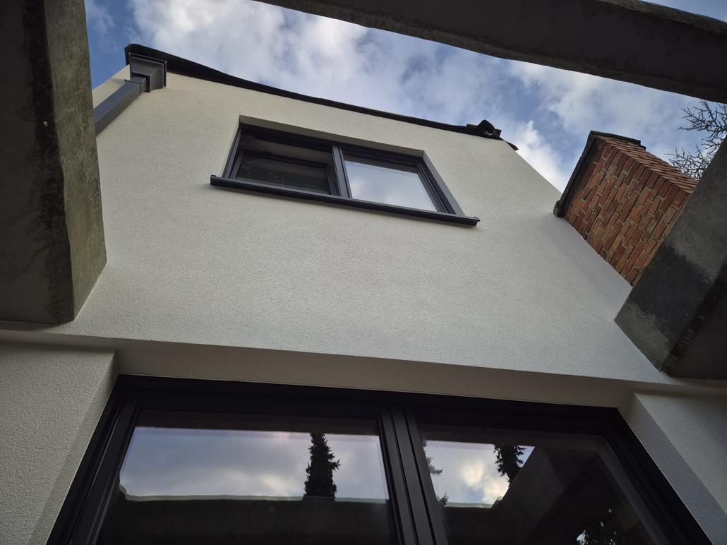 Rénovation de façade à Wilrijk avec crepi blanc