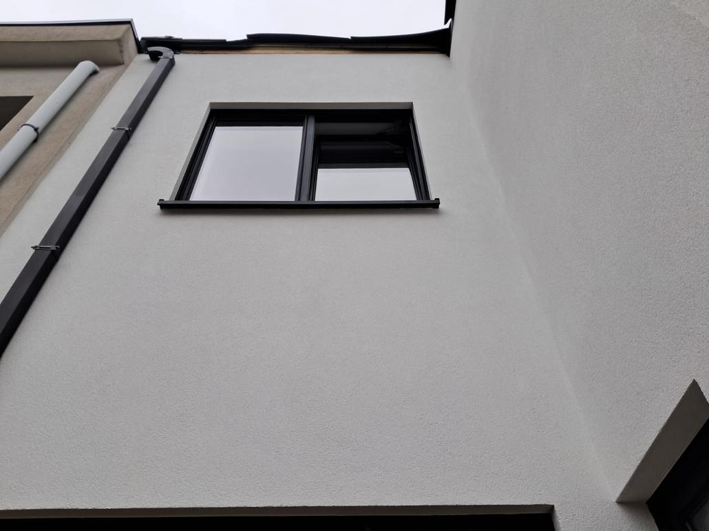 Rénovation de façade à Wilrijk avec crepi blanc