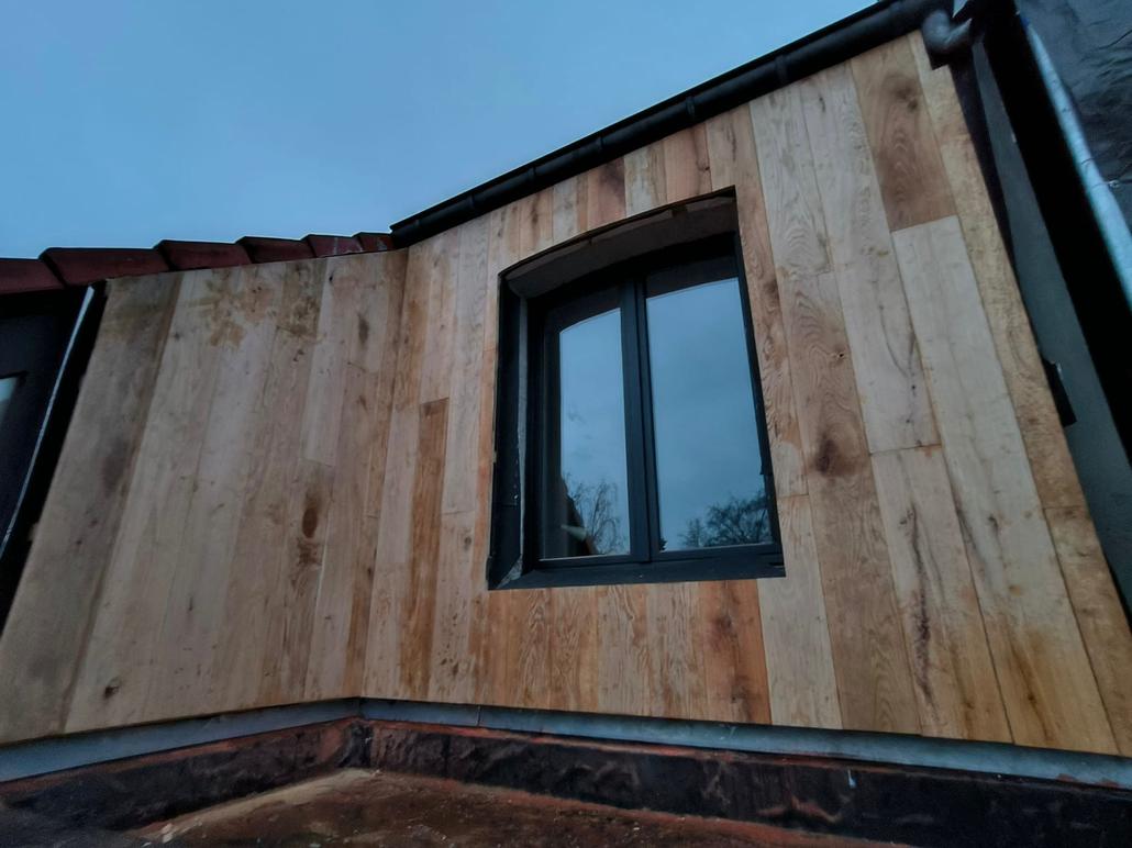 Gevelisolatie en crepi met houtafwerking in Kapellen