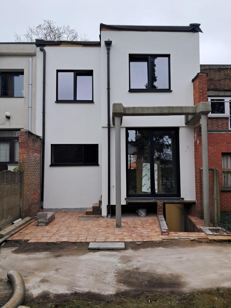 Rénovation de façade à Wilrijk avec crepi blanc