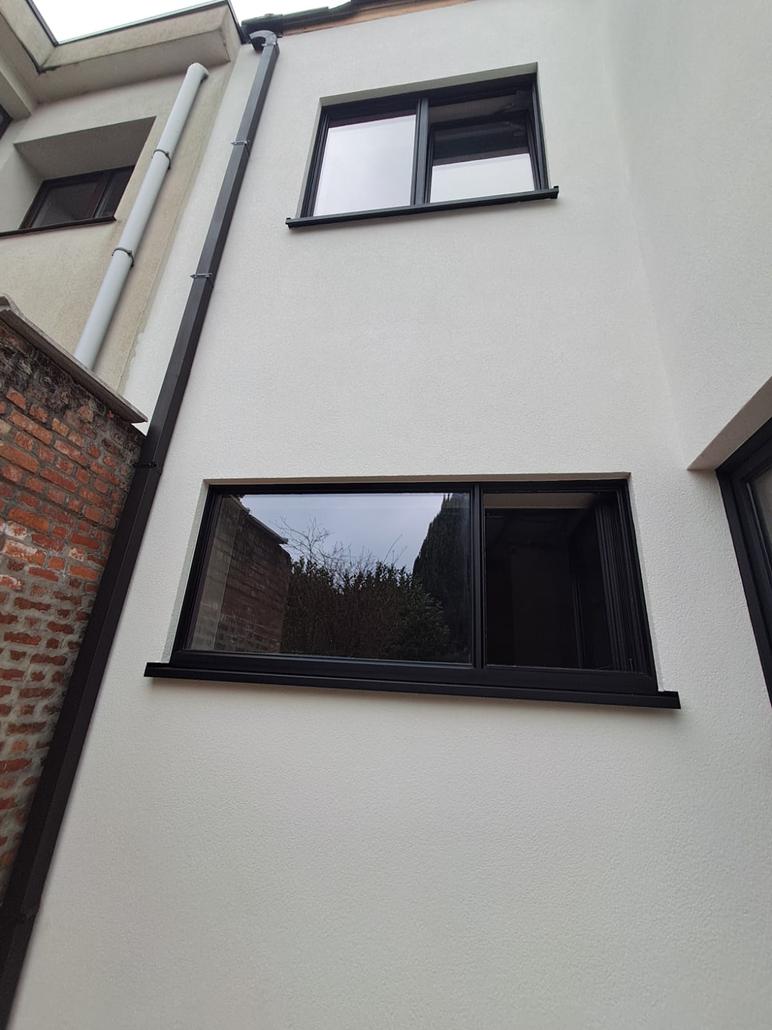 Rénovation de façade à Wilrijk avec crepi blanc