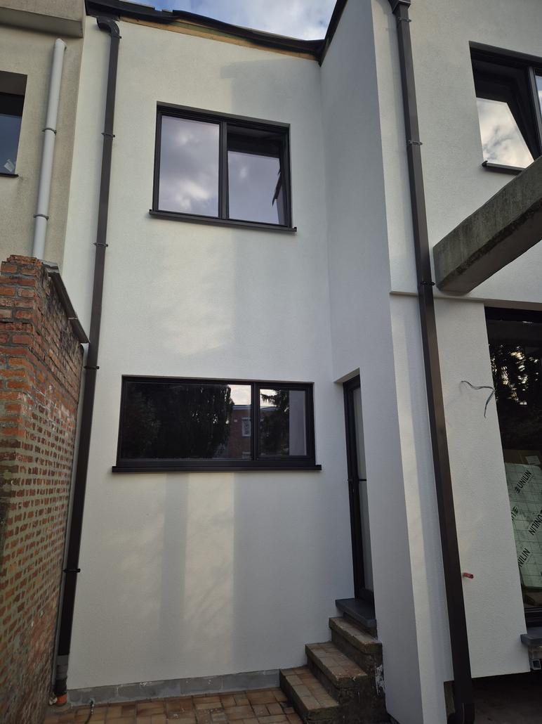 Rénovation de façade à Wilrijk avec crepi blanc