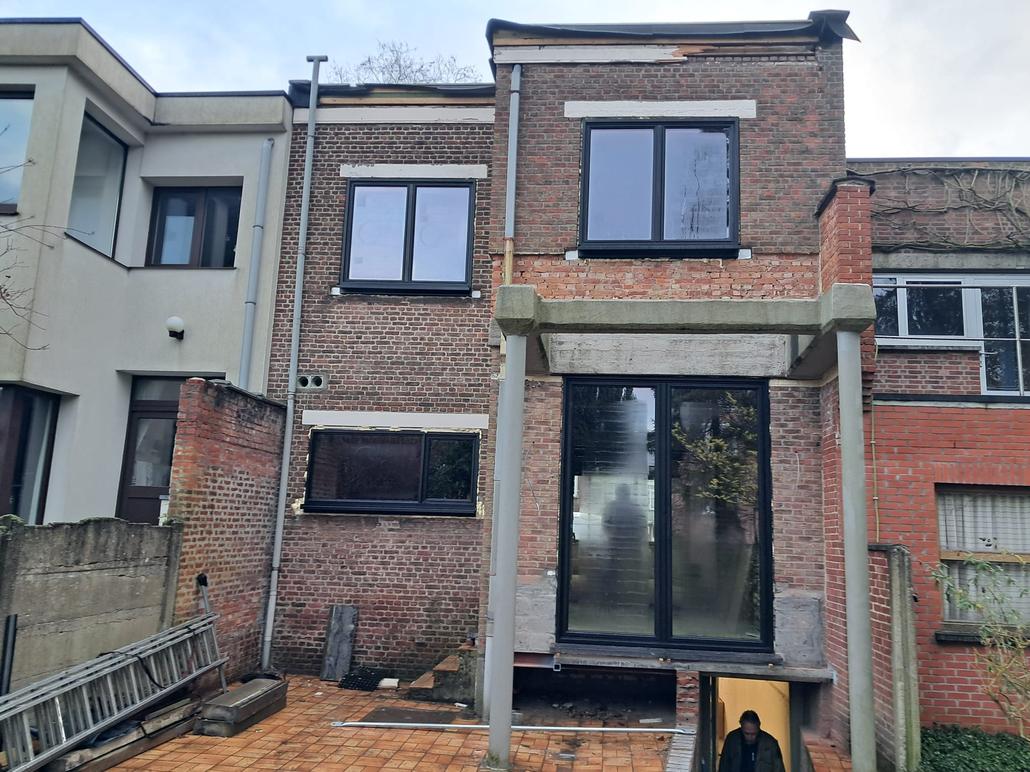 Rénovation de façade à Wilrijk avec crepi blanc