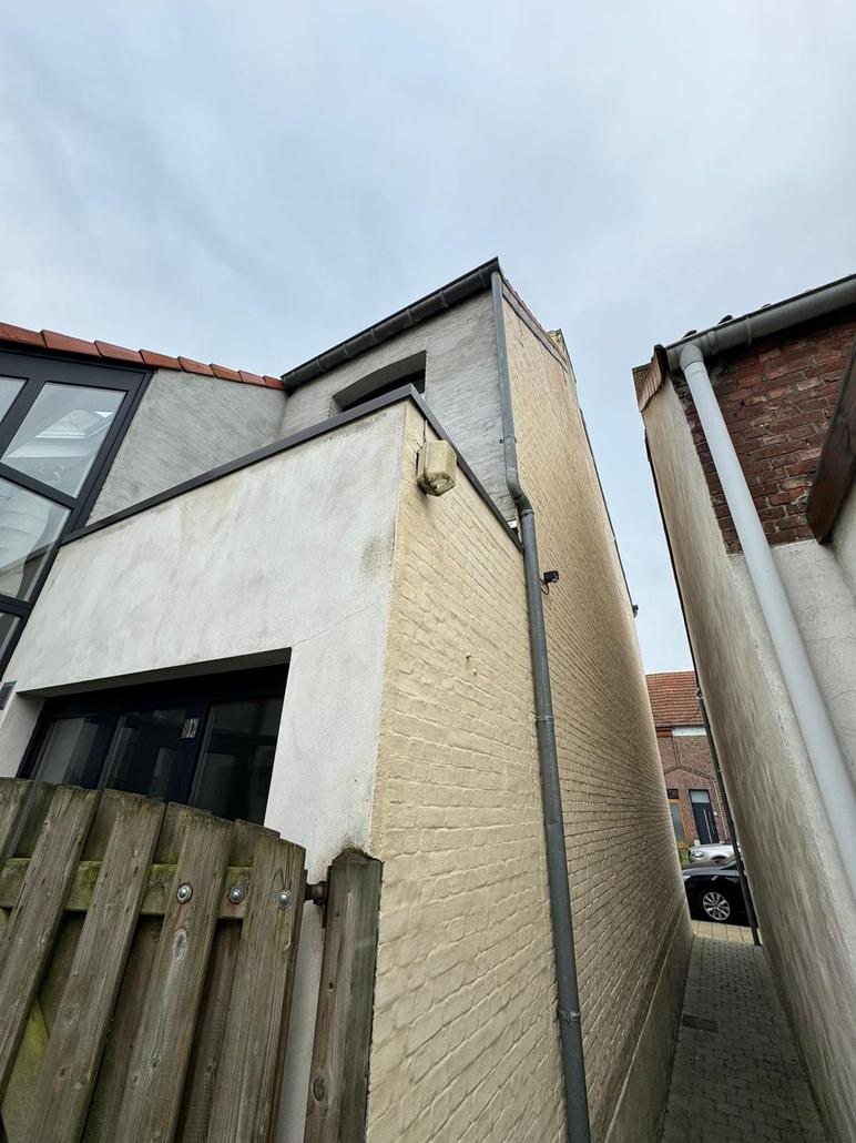 Gevelisolatie en crepi met houtafwerking in Kapellen