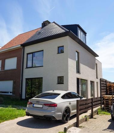 Steenstrips gevelrenovatie Zwijndrecht Gevelisolatie met steenstrips in Zwijndrecht en plint