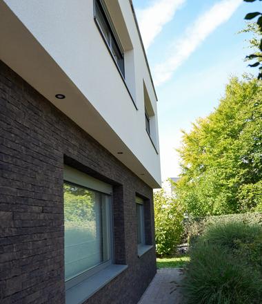 Spuitkurk en steenstrips gevel in Hofstade