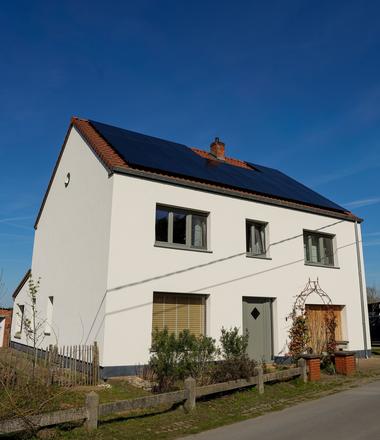 Gevelrenovatie met crepi in Diest Gevelisolatie met crepi in Diest en blauwe steen plint