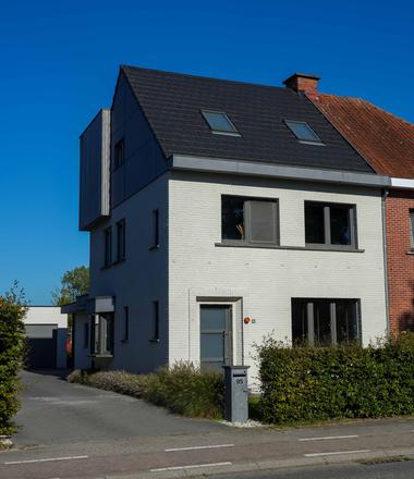 Spuitkurk gevelrenovatie in Sinaai Spuitkurk rechtstreeks op de gevel in Sinaai als afwerking