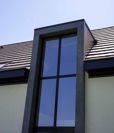 Crepi gevelrenovatie in Axel Gevelisolatie met crepi in Axel en blauwe steen details