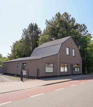 Spuitkurk gevelrenovatie Heikant Spuitkurk gevel in Heikant met aluminium raamtabletten