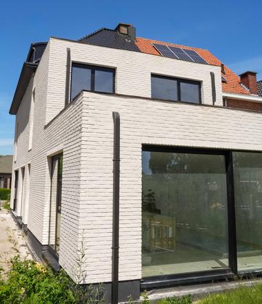 Steenstrips gevelrenovatie Zwijndrecht Gevelisolatie met steenstrips in Zwijndrecht en plint