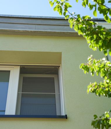 Gevelrenovatie met crepi in Eeklo Gevelisolatie met crepi in Eeklo en blauwe steen plint