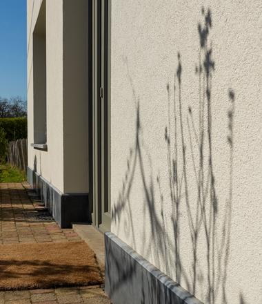 Gevelrenovatie met crepi in Diest Gevelisolatie met crepi in Diest en blauwe steen plint