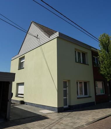 Gevelrenovatie met crepi in Eeklo Gevelisolatie met crepi in Eeklo en blauwe steen plint