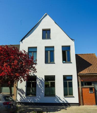 Gevelrenovatie met crepi in Oostkamp Gevelisolatie met crepi in Oostkamp en aluminium details