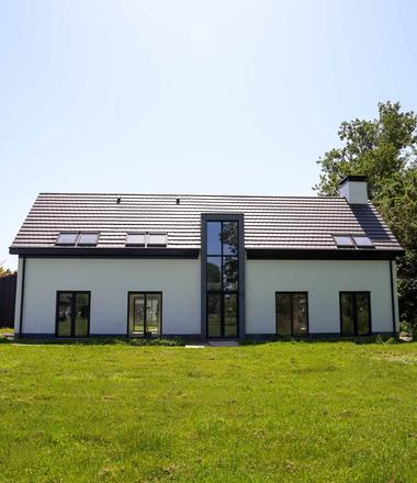 Crepi gevelrenovatie in Axel Gevelisolatie met crepi in Axel en blauwe steen details