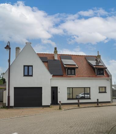 Spuitkurk gevelrenovatie Klemskerke Gevelisolatie met spuitkurk in Klemskerke en zinken afvoer
