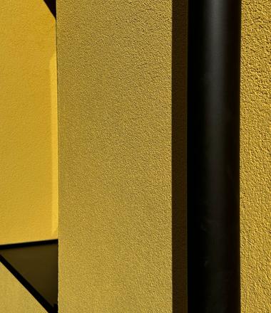 Gele crepi gevel in Sint-Niklaas